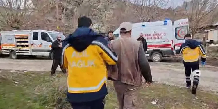 Su deposuna düşen muhtarı, AFAD ve itfaiye kurtardı