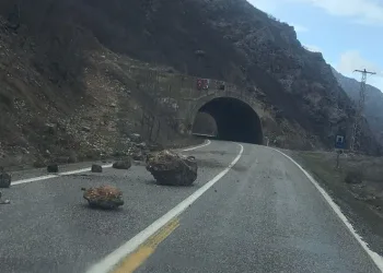 Dev taş parçaları yola düştü