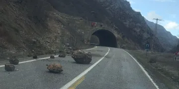 Dev taş parçaları yola düştü