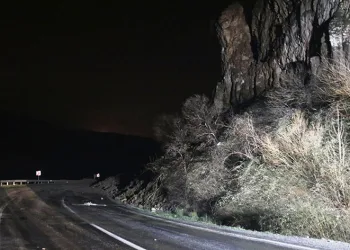 Yola düşen kayalar trafik akışını durdurdu