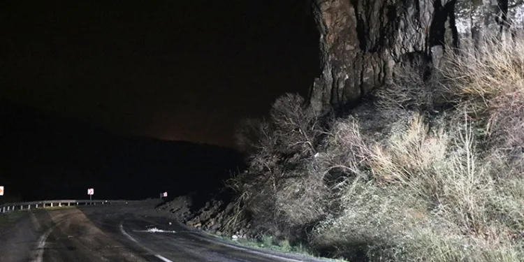 Yola düşen kayalar trafik akışını durdurdu
