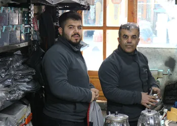 Baba ve oğlu teknolojiye direniyor