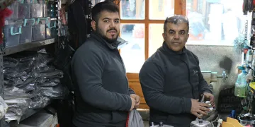 Baba ve oğlu teknolojiye direniyor