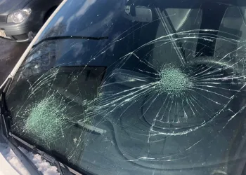 Çatıda biriken kar kütlesi araçların üzerine düştü
