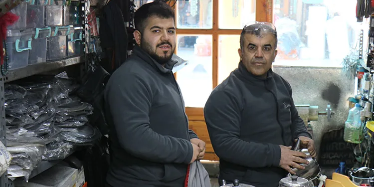 Baba ve oğlu teknolojiye direniyor