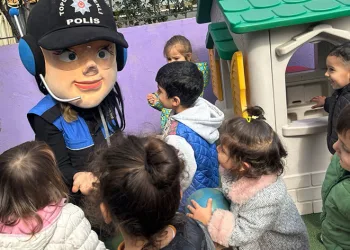 Polisten anaokulu öğrencilerine meslek tanıtımı