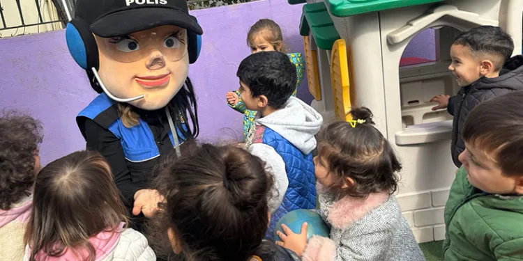 Polisten anaokulu öğrencilerine meslek tanıtımı