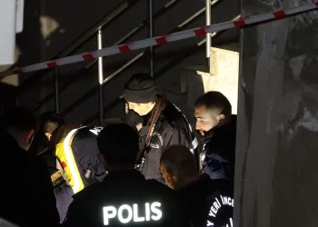 Yaşlı adam oturduğu apartmanın önünde ölü bulundu