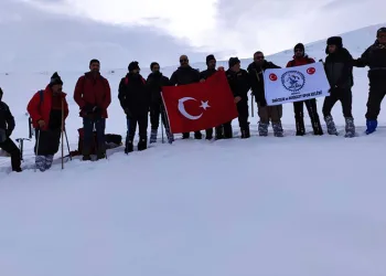 6 Şubat’ta hayatını kaybedenler için tırmandılar