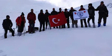 6 Şubat’ta hayatını kaybedenler için tırmandılar