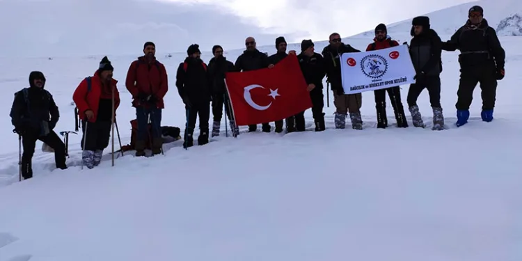 6 Şubat’ta hayatını kaybedenler için tırmandılar
