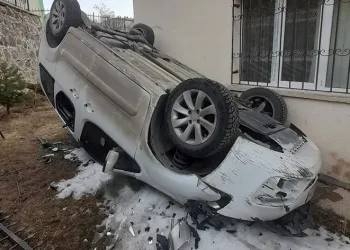 El freni çekilmeyen araç bahçe duvarından uçtu