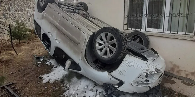 El freni çekilmeyen araç bahçe duvarından uçtu