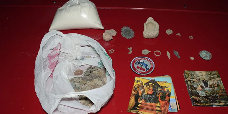 Şüphe üzerine durdurulan otomobilden çok sayıda tarihi eser çıktı