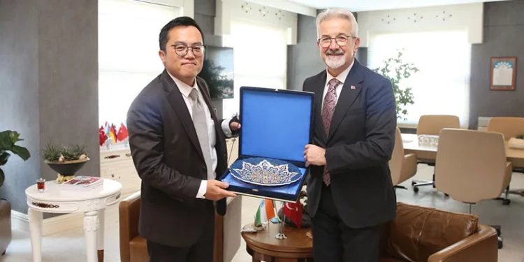 Başkan Erdem Hindistan Başkonsolosu’nu ağırladı