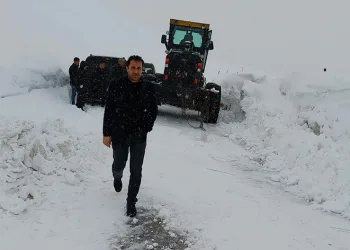 18 araç içerisinde 53 kişi mahsur kaldı