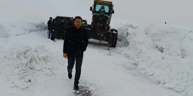 18 araç içerisinde 53 kişi mahsur kaldı