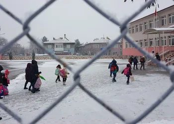 Erzincan güne kar yağışıyla uyandı