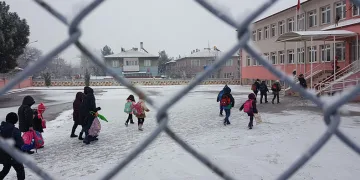 Erzincan güne kar yağışıyla uyandı