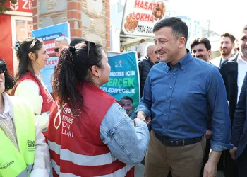 AK Partili Hamza Dağ ile CHP’li gençler arasında gülümseten diyalog