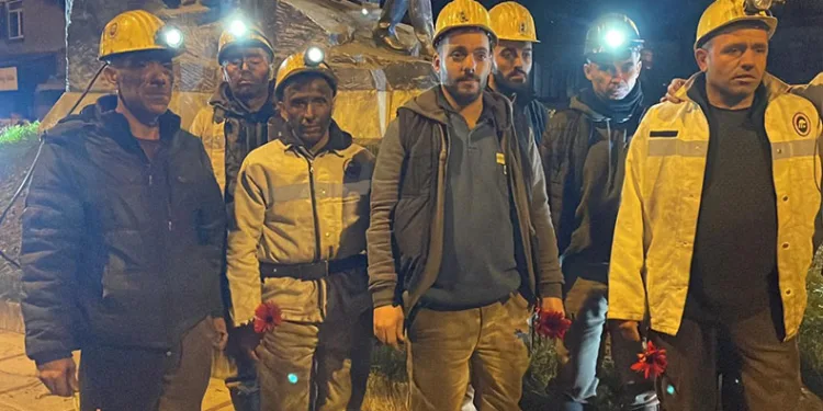 Madenciler, hayatını kaybedenleri andı
