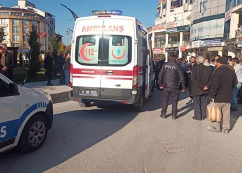 Seyir halindeki motosiklet yayaya çarptı