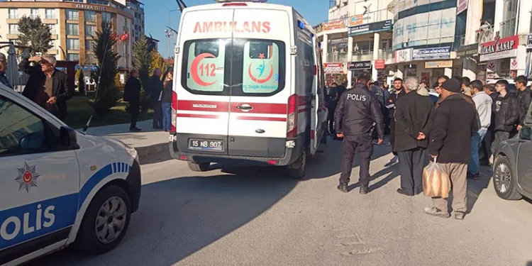 Seyir halindeki motosiklet yayaya çarptı