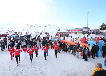 Bakan Göktaş, Erciyes’te kar voleybolu oynadı