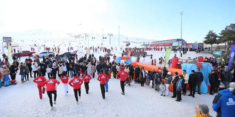 Bakan Göktaş, Erciyes’te kar voleybolu oynadı