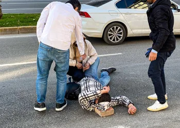 Başının altına kaldırım taşı konuldu