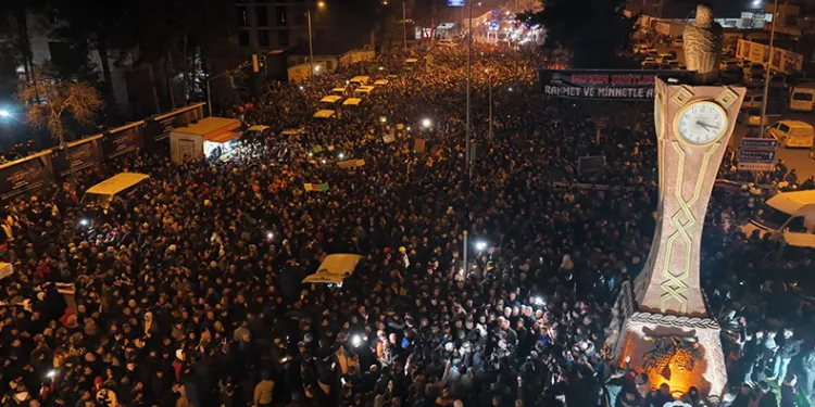 Adıyaman’da binlerce kişi deprem şehitlerini andı