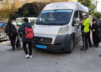 Polis ekiplerinden okul servis araçları ve çevrelerinde denetim