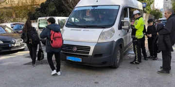 Polis ekiplerinden okul servis araçları ve çevrelerinde denetim