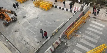 Çiftçileri engellemek için beton bariyerler