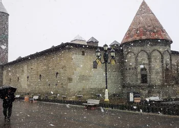 Erzurum’a kar yağışı geri geldi