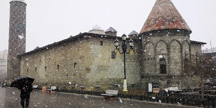 Erzurum’a kar yağışı geri geldi