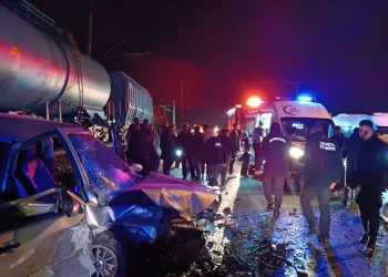 İki otomobil kafa kafaya çarpıştı