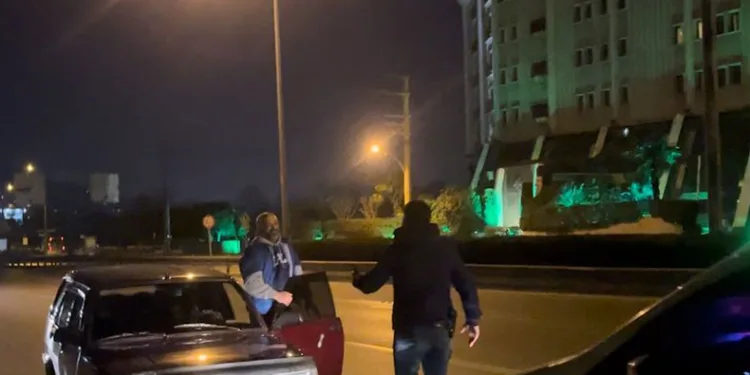 Polisi görünce geri vites yapan sürücü yakalandı