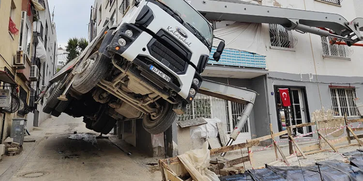 Beton dökme aracı şaha kalktı