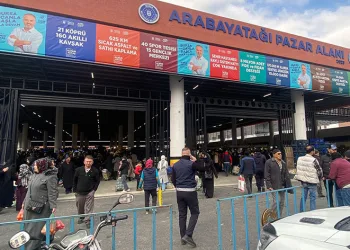Modern Kapalı Pazar yerinde mutlu alışveriş