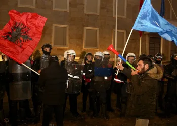 Arnavutluk’ta hükümet binasına saldırı
