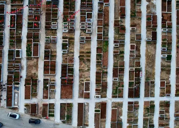 Mezarlıklarda gözyaşları sel oldu