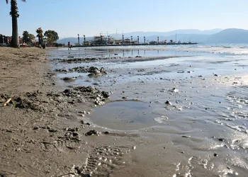 Akyaka’da deniz suyu 10 metre çekildi