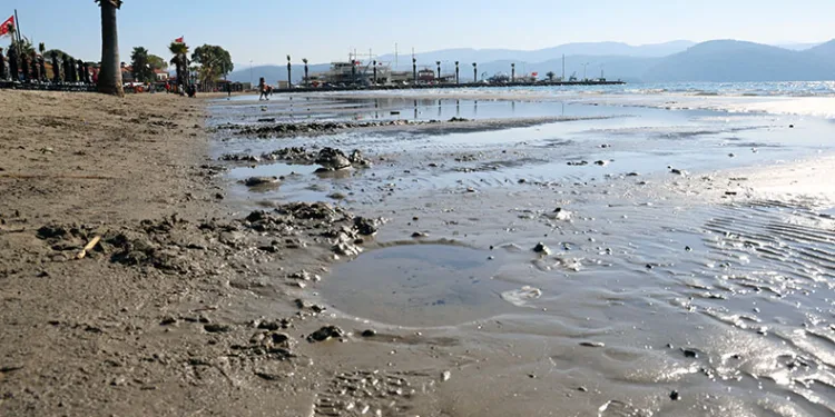 Akyaka’da deniz suyu 10 metre çekildi