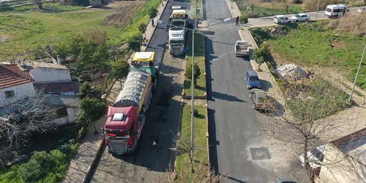 Aydın Büyükşehir Belediyesi yol yapım çalışmalarını sürdürüyor