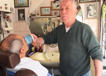 Burhaniye’de 50 yıldır berberlik yapıyor