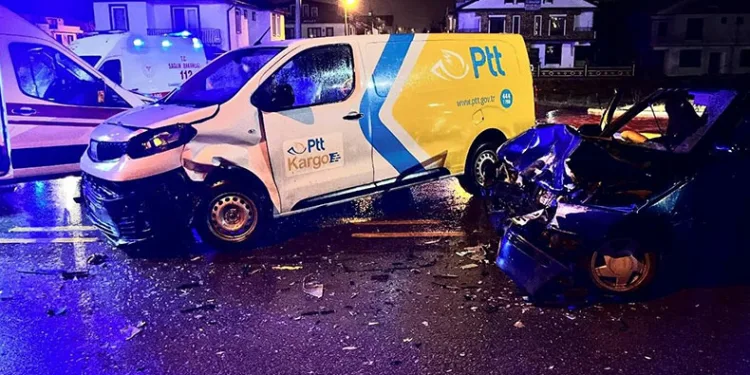 PTT Kargo aracı ile otomobil çarpıştı