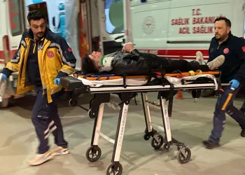 Motosiklet bisikletle çarpıştı: 1’i ağır 4 yaralı