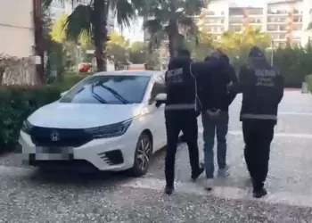 İnterpol tarafından kırmızı bültenle aranan zanlı İzmir’de yakalandı