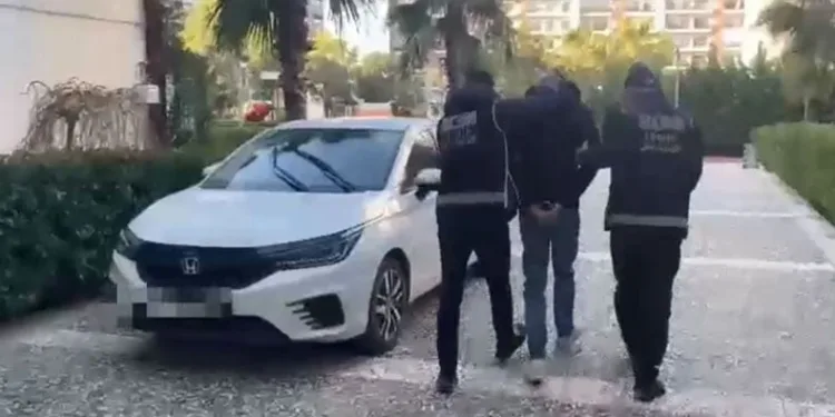 İnterpol tarafından kırmızı bültenle aranan zanlı İzmir’de yakalandı
